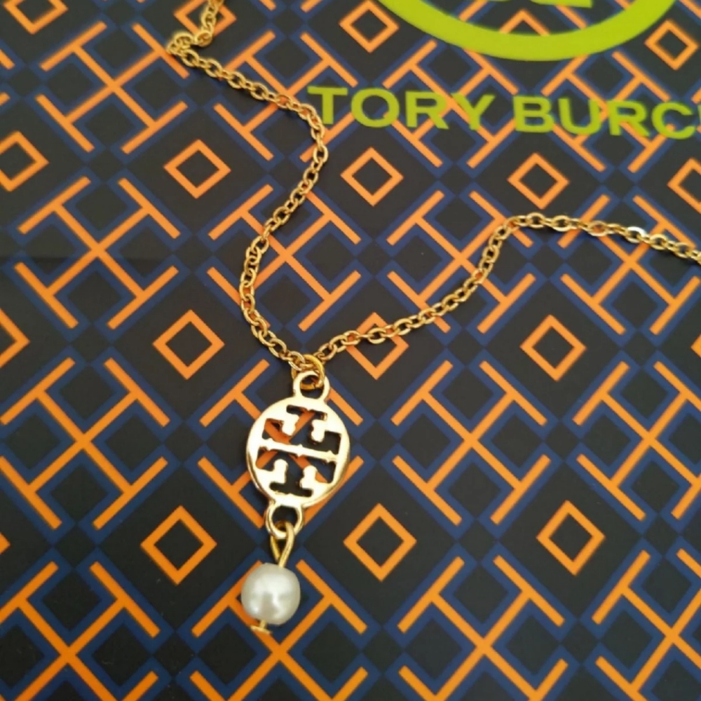 Tory Burch Logo Charm Pearl Pendant Necklace New - Picture 5 of 5
